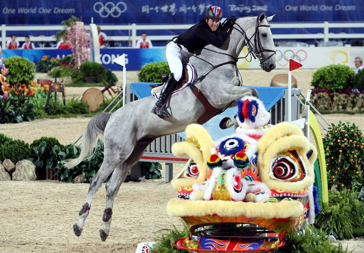 El noruego Tony Andre Hansen con "Camiro" en la prueba de salto de obst&aacute;culos.