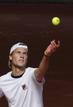 El tenista italiano Andreas Seppi efect&uacute;a un saque en su partido frente al serbio Novak Djokovic.
