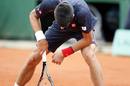 Novak Djokovic baja la cabeza tras perder un punto ante Rafa Nadal en la reanudaci&oacute;n de la final.
