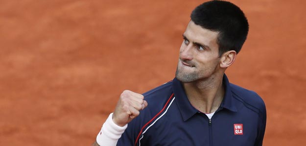Novak Djokovic celebra frente a Roger Federer en la semifinal de Roland Garros