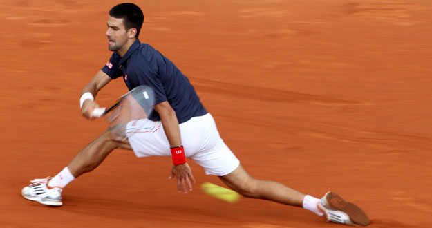 Novak Djokovic devuelve la bola a Andreas Seppi
