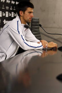 El tenista serbio Novak Djokovic atiende a los medios de comunicaci&oacute;n en rueda de prensa tras perder ante su compatriota Janko Tipsarevic