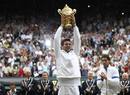 Djokovic levanta el trofeo que le acredita como campe&oacute;n de Wimbledon ante la mirada de Nadal