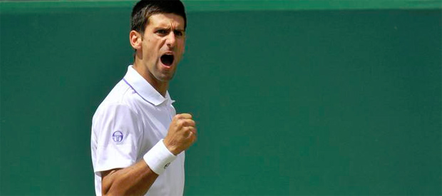 Novak Djokovic celebra un punto frente a Jo-Wilfred Tsonga