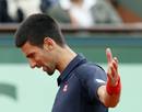 Novak Djokovic reacciona as&iacute; ante una bola imposible de Rafa Nadal.