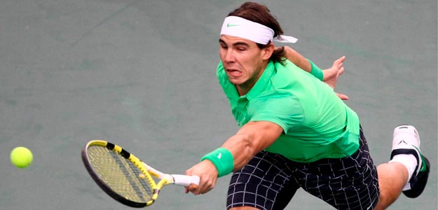 Nadal devuelve la bola en el partido contra el serbio Novak Djokovic