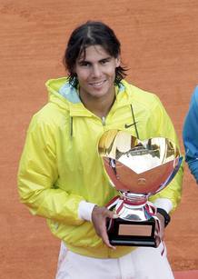 Nadal posa con el trofeo de campe&oacute;n tras la victoria conseguida frente al serbio Novak Djokovic.