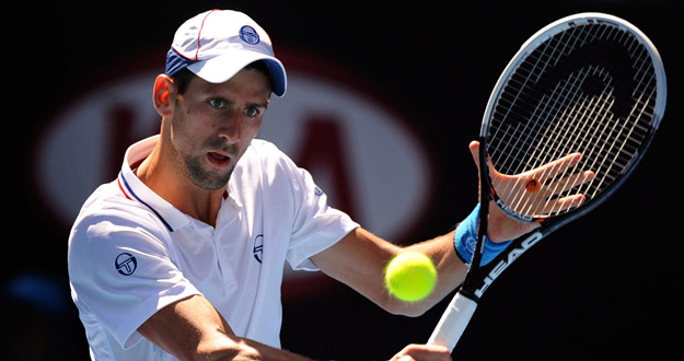 El tenista serbio Novak Djokovic en acci&oacute;n contra el colombiano Santiago Giraldo.