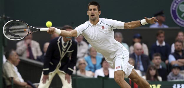 El tenista serbio Novak Djokovic devuelve la bola durante el partido de octavos