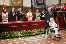 LA NOVELISTA ANA MAR&Iacute;A MATUTE RECIBE EL PREMIO CERVANTES DE MANOS DEL REY