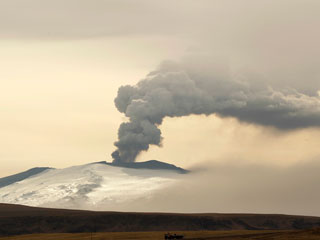 Ver v&iacute;deo  'La nube de ceniza del volc&aacute;n de Islandia cambia de direcci&oacute;n por el viento'