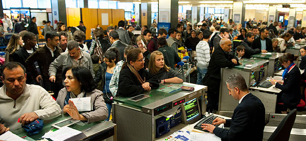 Colas de pasajeros para facturar en el aeropuerto de Orly, en París, después del levantamiento de la prohibición para volar. Colas de pasajeros para facturar en el aeropuerto de Orly, en París, después del levantamiento de la prohibición para volar.
