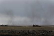 La nube volc&aacute;nica descarga ceniza sobre unas casas en Islandia