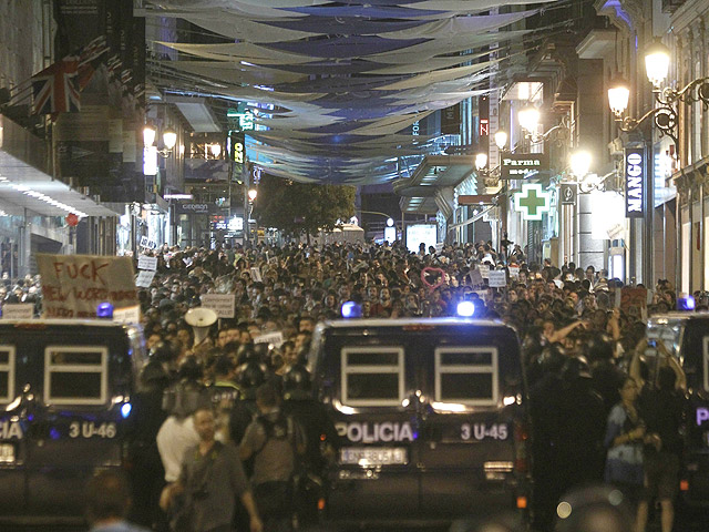 Los 'indignados' vuelven a rodear la Puerta del Sol