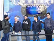 Primeros aficionados haciendo cola en la tienda de Sony en Madrid para comprar la nueva PS Vita