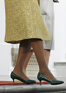 La nueva primera dama ha elegido zapatos de charol de verde oliva. La nueva primera dama ha elegido zapatos de charol de verde oliva.