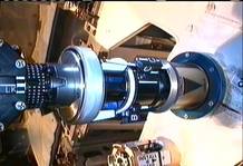 Las nuevas herramientas de Dextre en acci&oacute;n retirando la cubierta de una v&aacute;lvula.