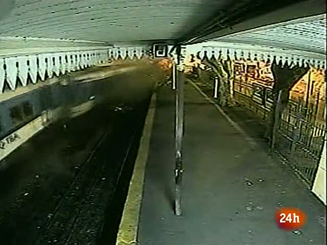 Ir al Video&nbsp;Nuevas im&aacute;genes del choque entre un tren y un autob&uacute;s en Argentina