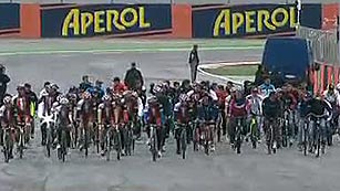 Ver v&iacute;deo  'Nuevo homenaje de los pilotos a Marco Simoncelli'