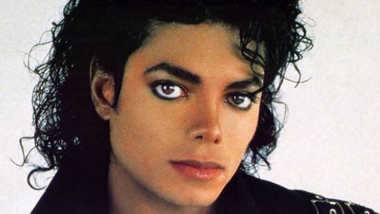 Michael Bush, dise&ntilde;ador del vestuario de Michael Jackson, re&uacute;ne en un libro, los bocetos y los trajes que hizo para el artista