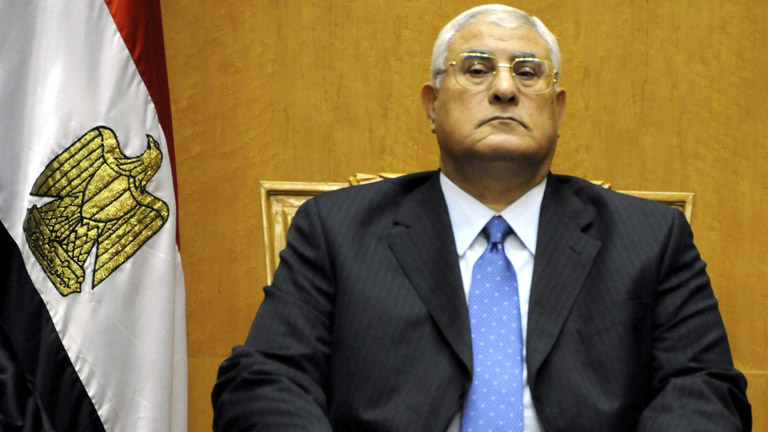 Jura el cargo el nuevo presidente interino de Egipto, instaurado por los militares 