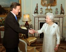 El nuevo primer ministro brit&aacute;nico, David Cameron, saluda a la Reina Isabel II al llegar al Palacio de Buckingham.