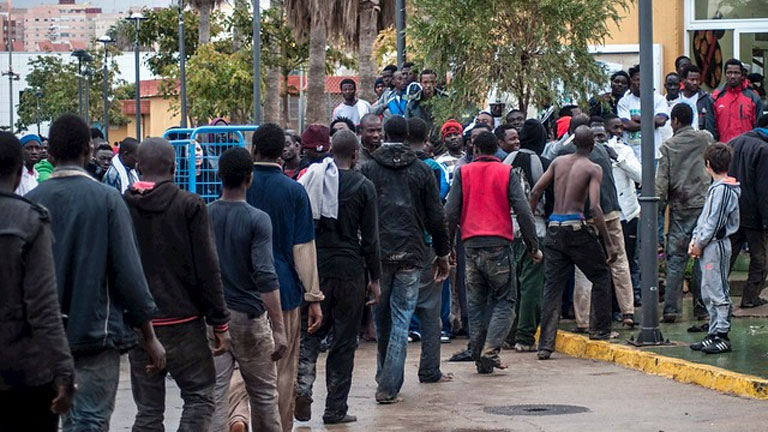 Un centenar de inmigrantes logran entrar en Melilla en un nuevo salto a la valla