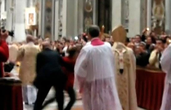 Nuevo v�deo de la agresi�n al Papa en la Misa del Gallo