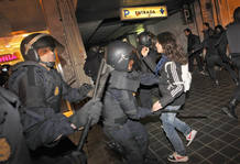 NUEVOS ENFRENTAMIENTO Y M&Aacute;S MANIFESTANTES ANTE EL LLU&Iacute;S VIVES DE VALENCIA