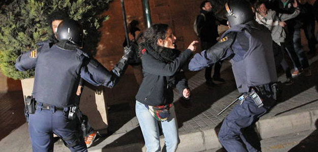 NUEVOS ENFRENTAMIENTO Y MÁS MANIFESTANTES ANTE EL LLUÍS VIVES DE VALENCIA NUEVOS ENFRENTAMIENTO Y MÁS MANIFESTANTES ANTE EL LLUÍS VIVES DE VALENCIA