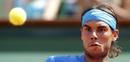 El n&uacute;mero 1 del mundo, Rafa Nadal, espera la bola de Roger Federer en la final de Roland Garros 2011.