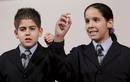 Los ni&ntilde;os del Colegio de San Ildefonso Mar&iacute;a Jos&eacute; Posligua y Alejandro Velasco muestran el n&uacute;mero 73.684 que ha sido premiado con uno de los quintos premios.
