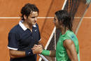 El n&uacute;mero uno del mundo, Roger Federer brinda su mano y su reconocimiento a Nadal.