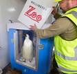 Uno de los t&eacute;cnicos del zoo de Wellington tapa la jaula en la que transportaron a Happy Feet