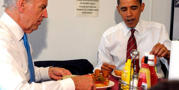 Obama y Biden toman una hamburgesa Obama y Biden toman una hamburgesa