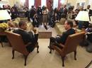 Obama y Cameron conversan en el Despacho Oval ante la atenta mirada de los medios de comunicaci&oacute;n.