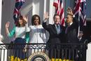 El presidente de los Estados Unidos, Barack Obama, y el primer ministro brit&aacute;nico David Cameron junto a las primeras damas, Samantha Cameron y Michelle Obama saludan desde un balc&oacute;n de la Casa Blanca