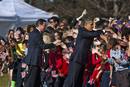 Obama y Cameron saludan a sus cientos de personas que se han concentrado en la Casa Blanca con banderas brit&aacute;nicas y norteamericanas.