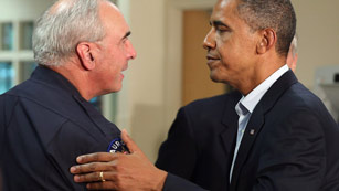 Ver v&iacute;deo  'Obama conforta a las v&iacute;ctimas del tiroteo de Denver pero elude cuestionar la posesi&oacute;n de armas'