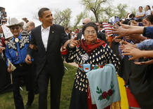 El senador dem&oacute;crata, Barak Obama, durante un mitin en Crow Agency, Montana, el 19 de mayo