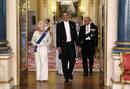 Obama entra la habitaci&oacute;n de la m&uacute;sica del palacio de Buckingham.