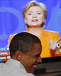 El candidato a la Casa Blanca por el Partido Dem&oacute;crata, Barack Obama, escucha el discurso de Hillary Clinton d&aacute;ndole su apoyo en Denver
