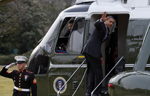 Ver v&iacute;deo  'Obama se golpea la cabeza al subirse al helic&oacute;ptero presidencial'