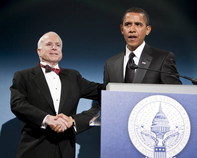 Obama homenajea a McCain
