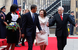 Ver v&iacute;deo  'Obama llega a Praga para la cumbre UE-EE.UU.'