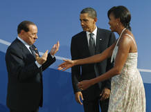 Obama y Michelle saludan al primer ministro italiano, Silvio Berlusconi (i) a su llegada al G20