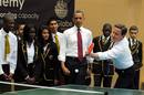 Obama observa a su compa&ntilde;ero de juego, Cameron, durante la partida de pin-pon