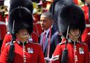 Obama presencia el tradicional cambio de guardia en Londres.