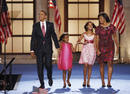 Obama sali&oacute; al escenario acompa&ntilde;ado de sus hijas y su mujer
