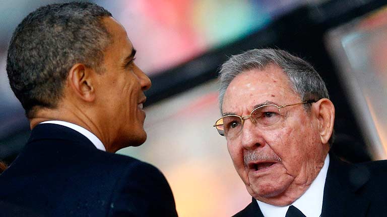Obama saluda a Raúl Castro en el funeral de Mandela